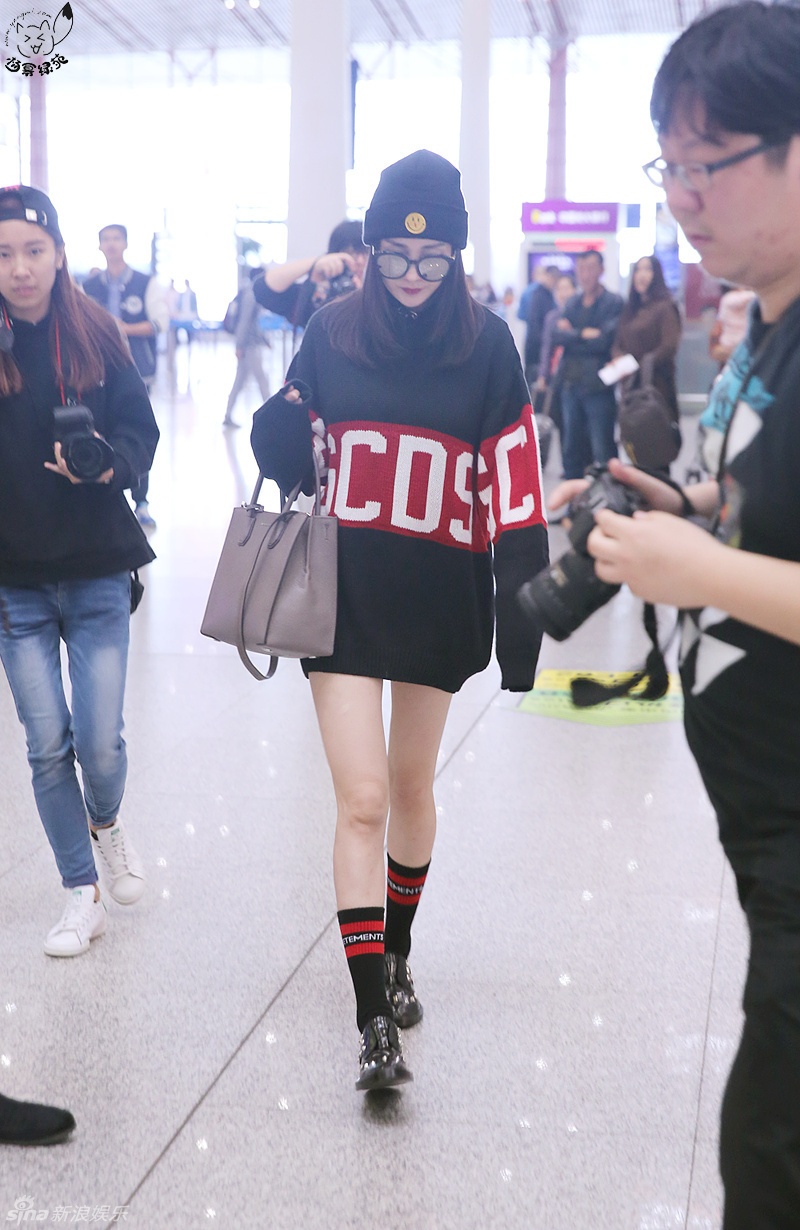 Duong Mich nghien mot khoe chan anh 1