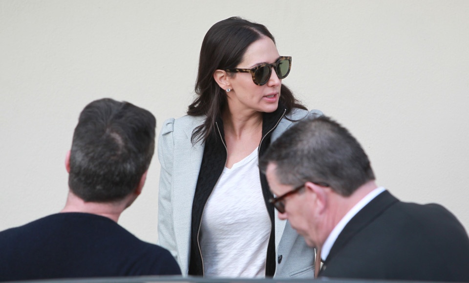 simon cowell bi ban gai quat mang anh 3