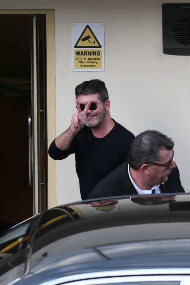 simon cowell bi ban gai quat mang anh 6