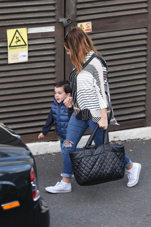 simon cowell bi ban gai quat mang anh 8