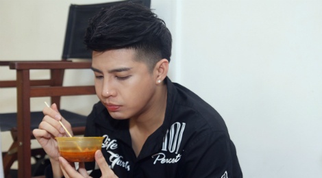 Noo Phuoc Thinh an voi trong phong tap hinh anh