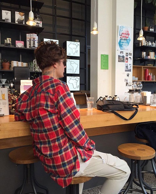 Justin Bieber nguy trang tren pho anh 1