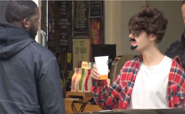 Justin Bieber nguy trang tren pho anh 4