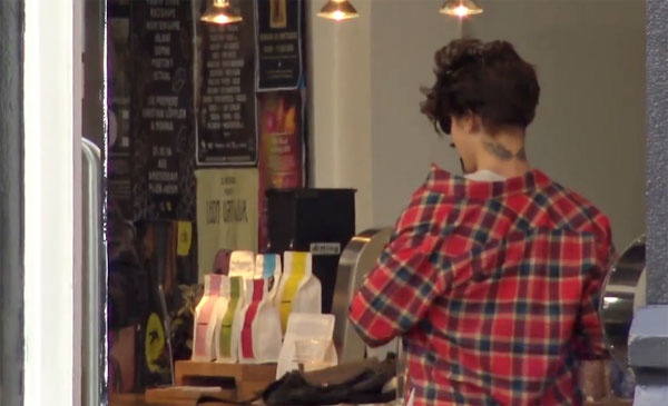 Justin Bieber nguy trang tren pho anh 3