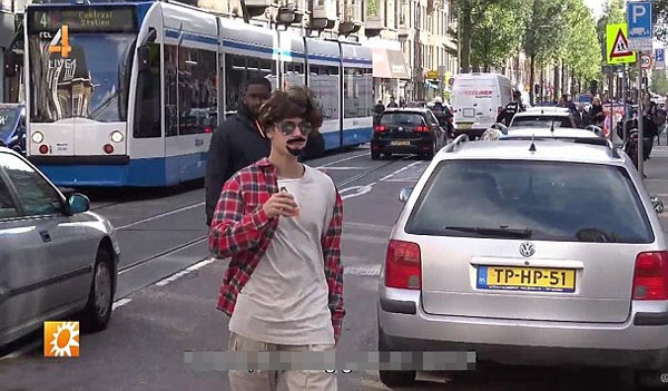 Justin Bieber nguy trang tren pho anh 2