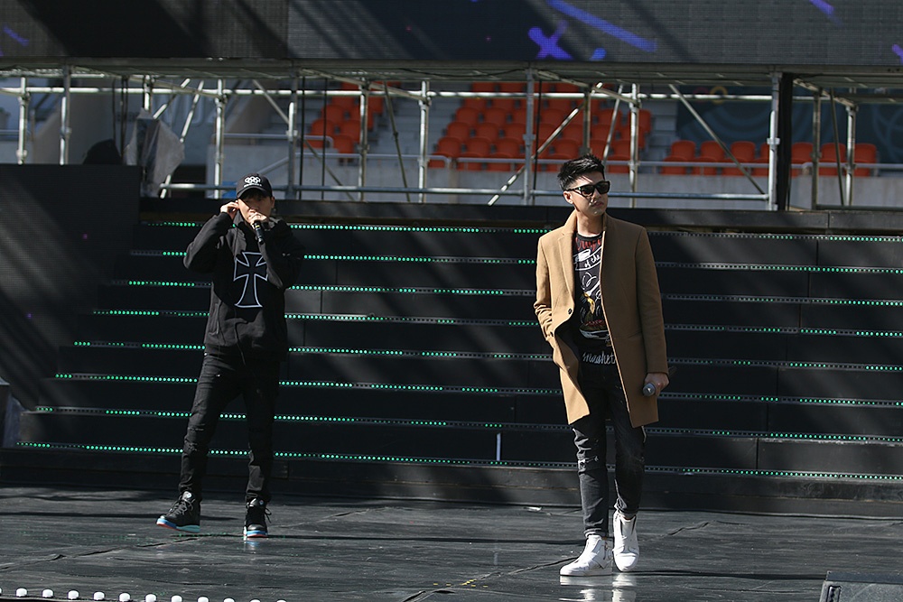 Noo Phuoc Thinh gap rac roi o Han Quoc anh 5