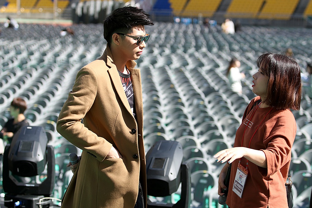 Noo Phuoc Thinh gap rac roi o Han Quoc anh 6