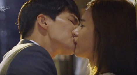 Phim Han co nguy co bi phat vi canh hon bao luc hinh anh