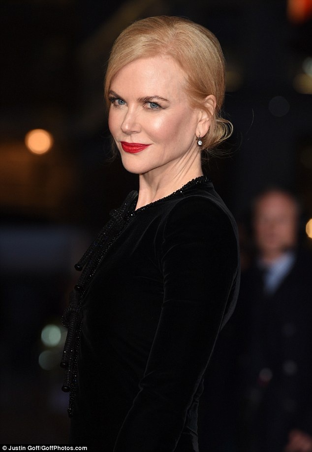 Nicole Kidman boi roi vi dien vay xe sau anh 6