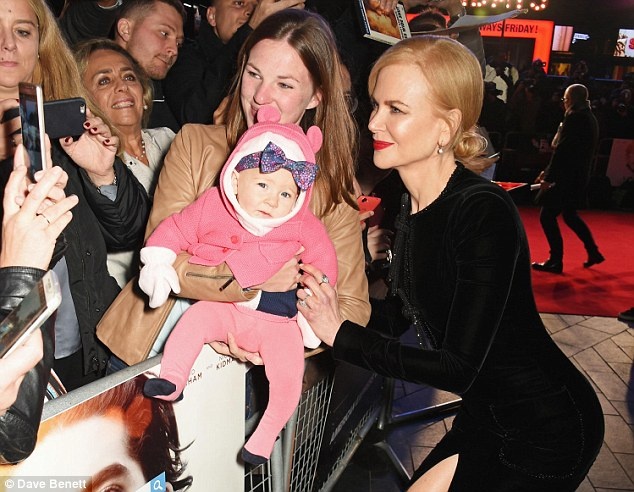 Nicole Kidman boi roi vi dien vay xe sau anh 5