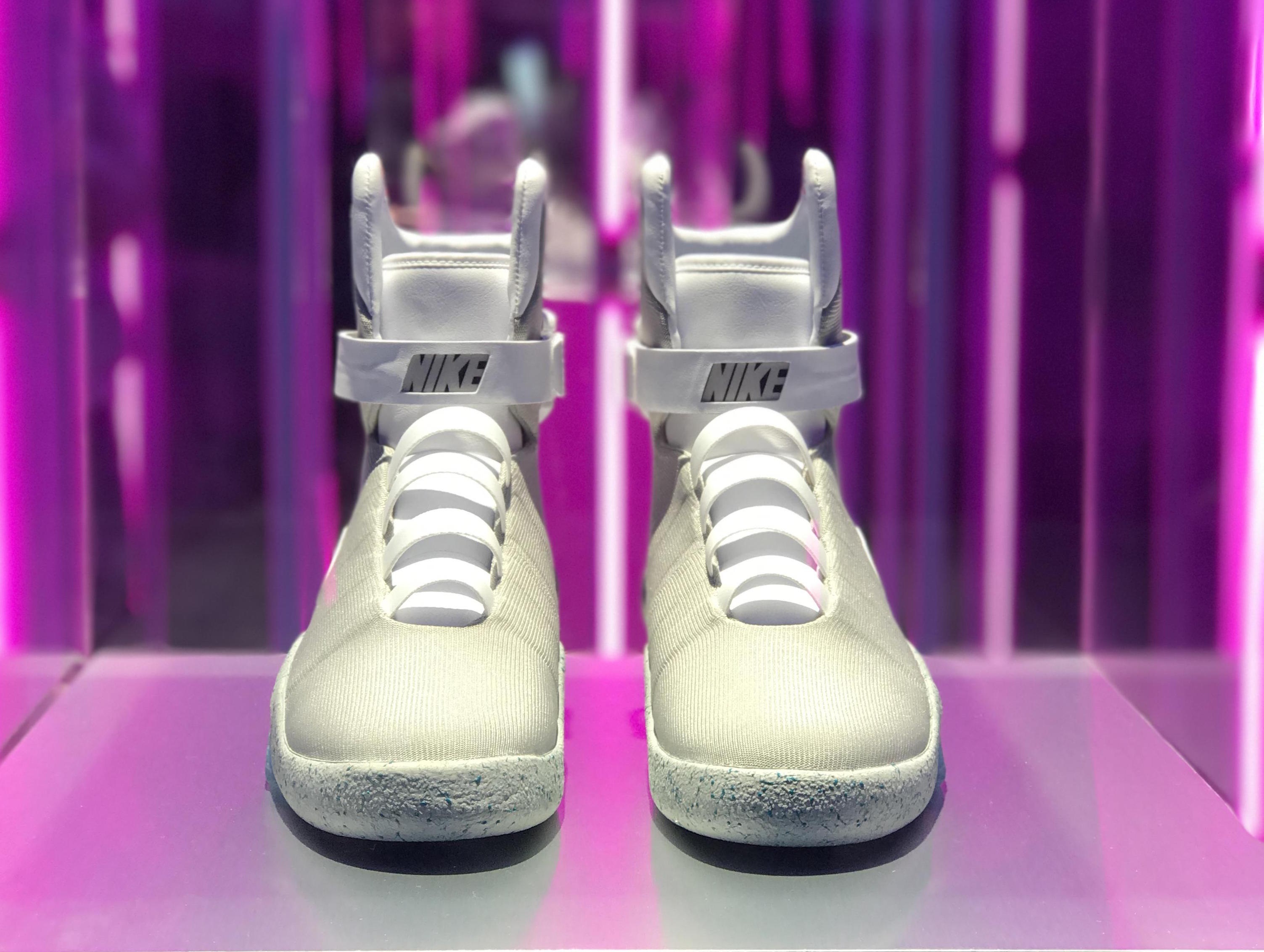 Giay Nike tu that day duoc ban dau gia 100.000 USD hinh anh