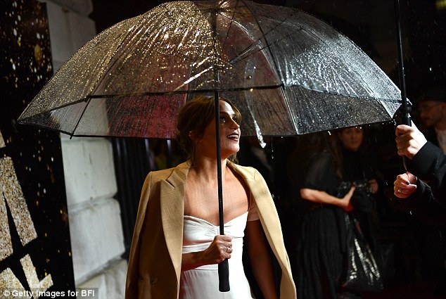 Alicia Vikander lo vong mot man hinh phang anh 1