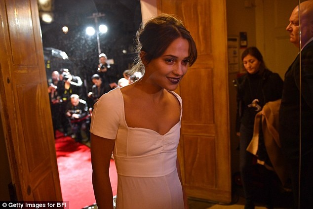 Alicia Vikander lo vong mot man hinh phang anh 4