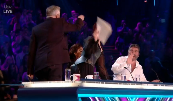 simon cowell bị ném đồ vào người ảnh 2 simon cowell bi nem do vao nguoi anh 2