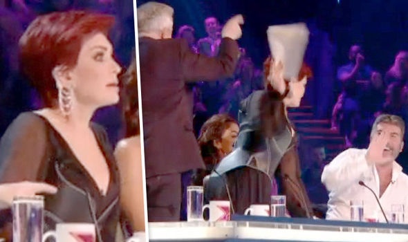 Simon Cowell bi giam khao X Factor nem do vao nguoi hinh anh