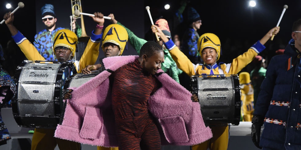 Kenzo x H&M vui nhu tray hoi voi dan mau 'chat choi' hinh anh