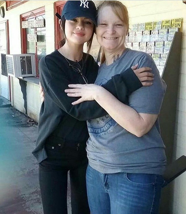 Me Selena Gomez muon kiem soat tai chinh anh 3