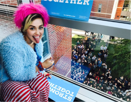 Miley Cyrus dien trang phuc quai di ung ho Hillary Clinton hinh anh