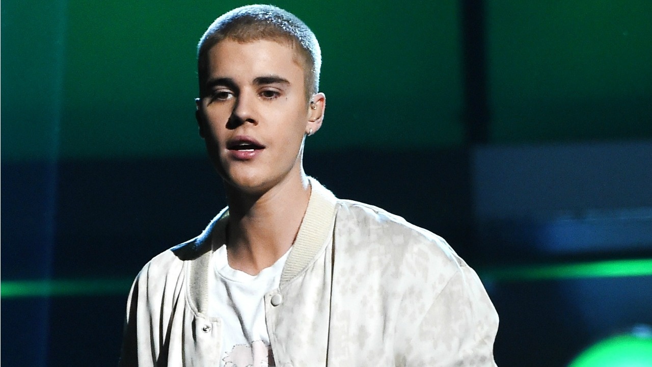 justin bieber quăng mic trên sân khấu ảnh 1 justin bieber quang mic tren san khau anh 1