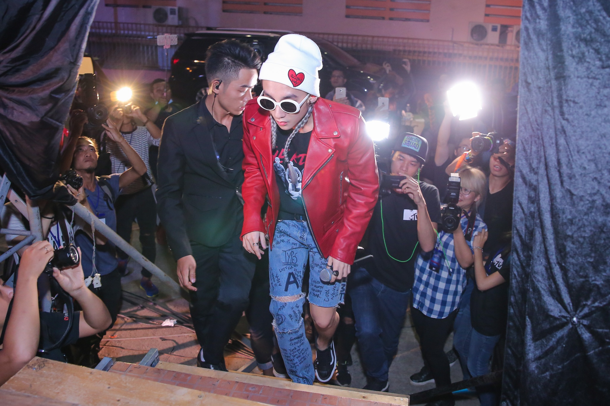 Son Tung bi goi la 'tham hoa' khi dien quan ong cao ong thap hinh anh