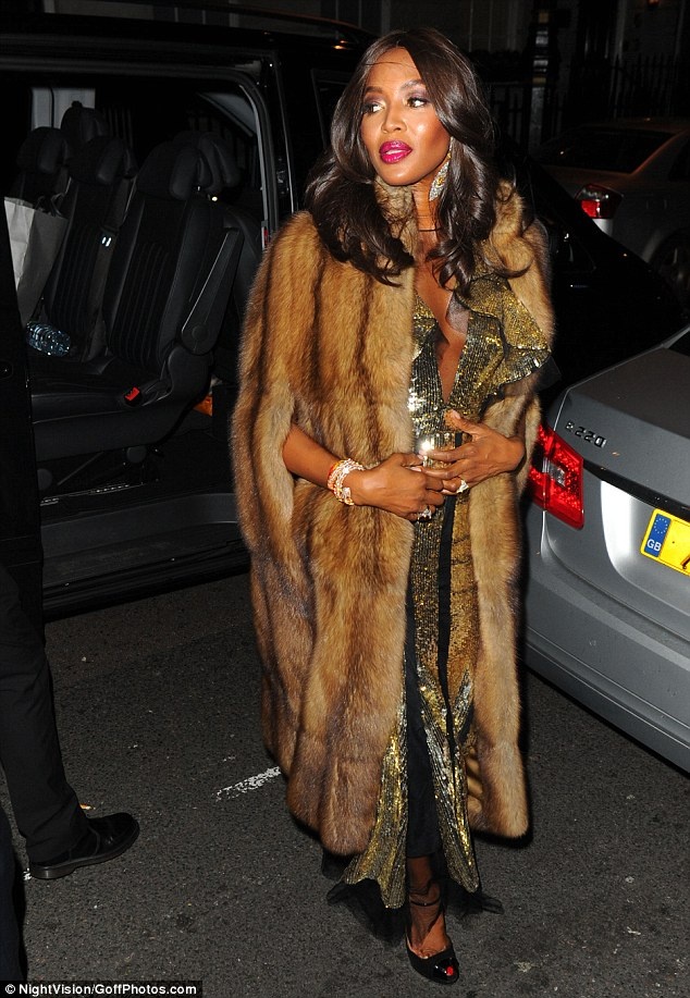 naomi cambell mac ao long thu anh 4