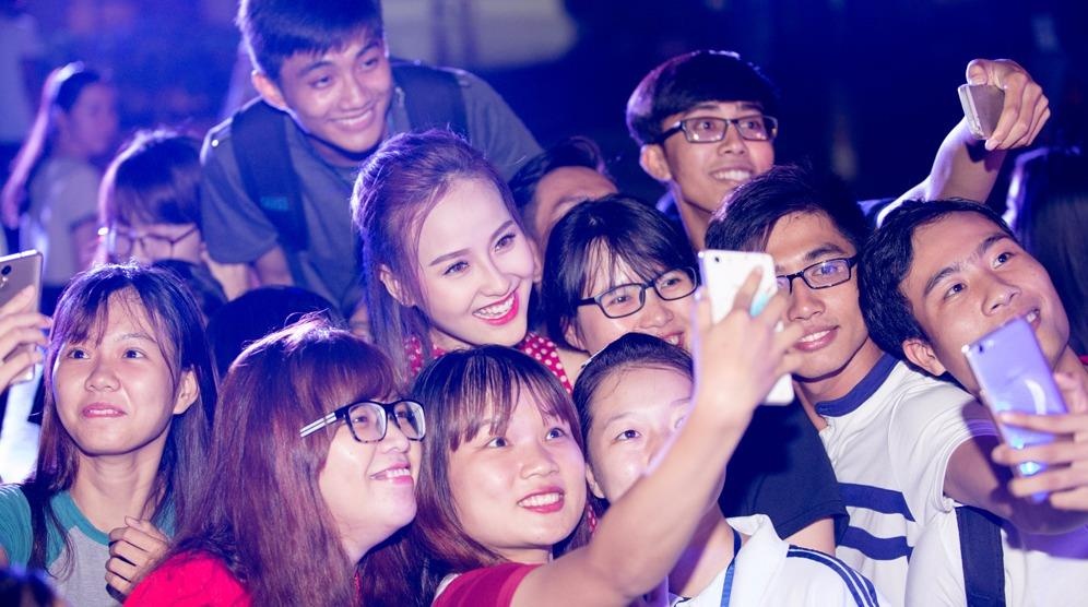 Khanh Ngan The Face rang ro tham gia hoat dong xa hoi hinh anh