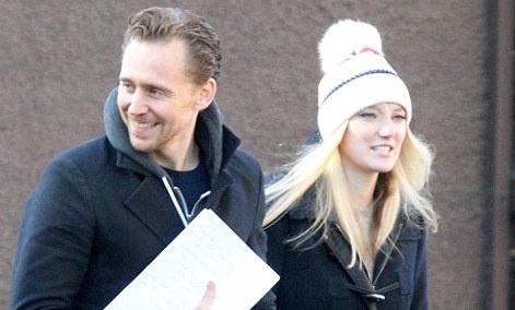 Tom Hiddleston rang ro ben nguoi giong Taylor Swift hinh anh
