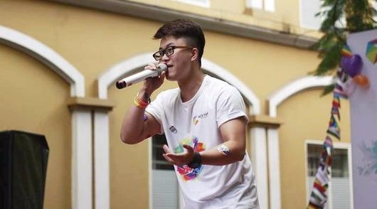 Tac gia 'Ong ba anh' di hat kiem tien chuyen doi gioi tinh hinh anh