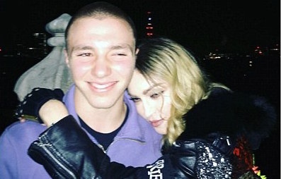 Con trai Madonna bi bat vi tang tru can sa hinh anh