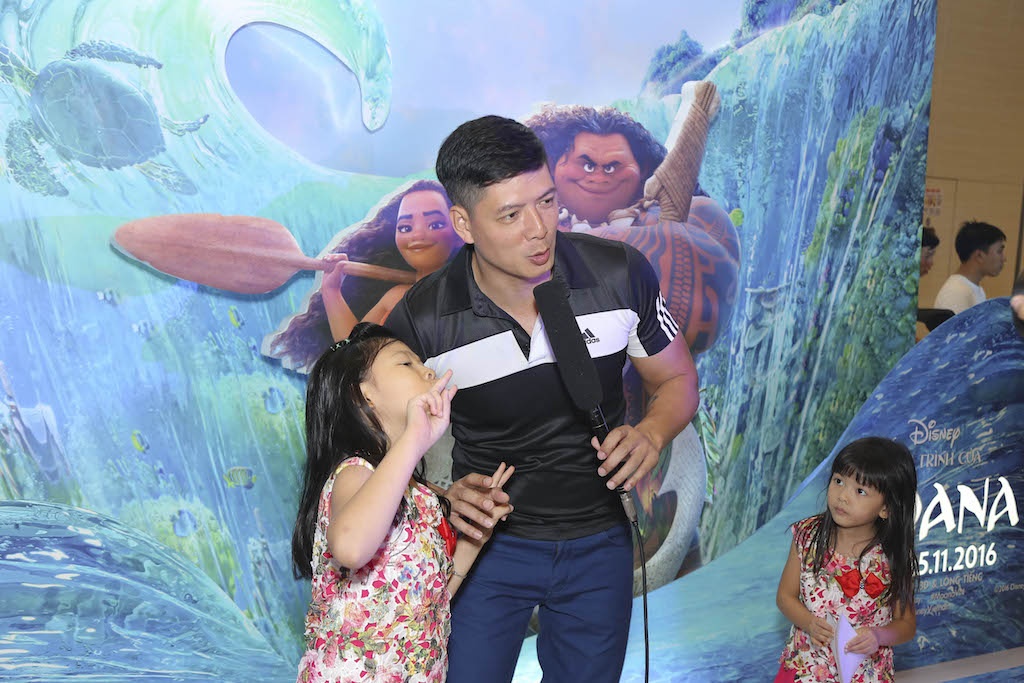 Binh Minh dua gia dinh xem phim anh 1