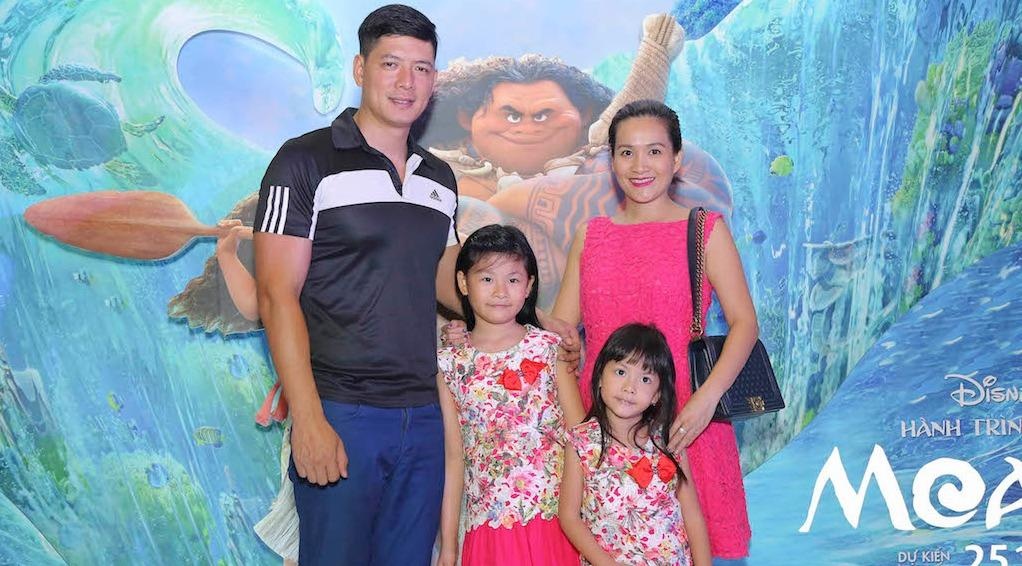 Binh Minh dua ca gia dinh xem phim hoat hinh Disney hinh anh