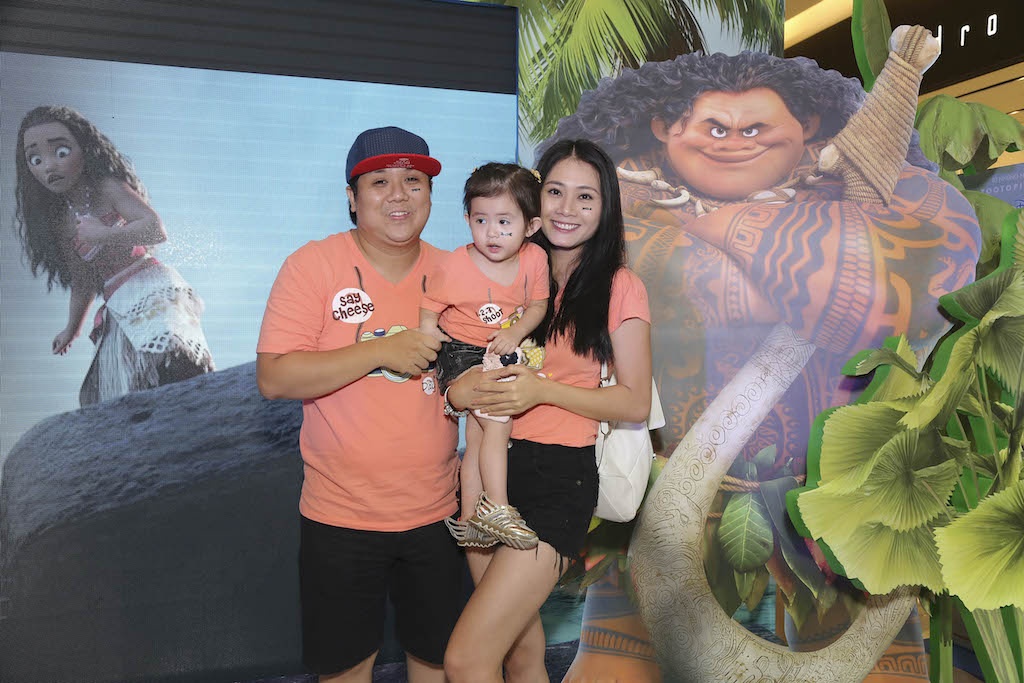 Binh Minh dua gia dinh xem phim anh 3