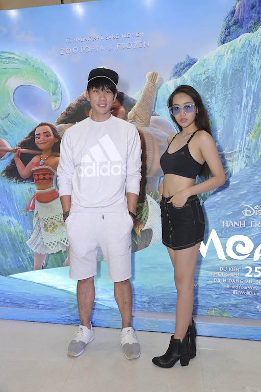 Binh Minh dua gia dinh xem phim anh 6