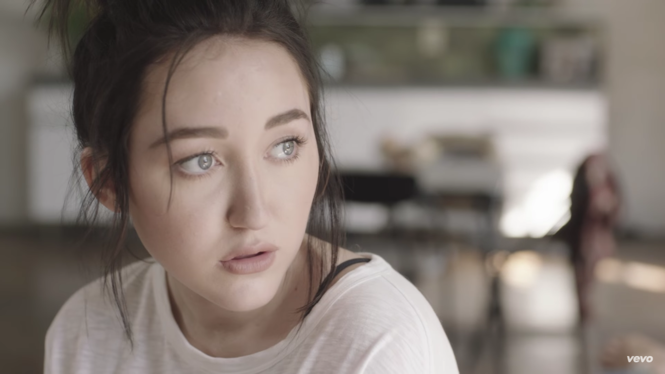 Em gai Miley Cyrus nhan thu lao cao cho san pham dau tay hinh anh