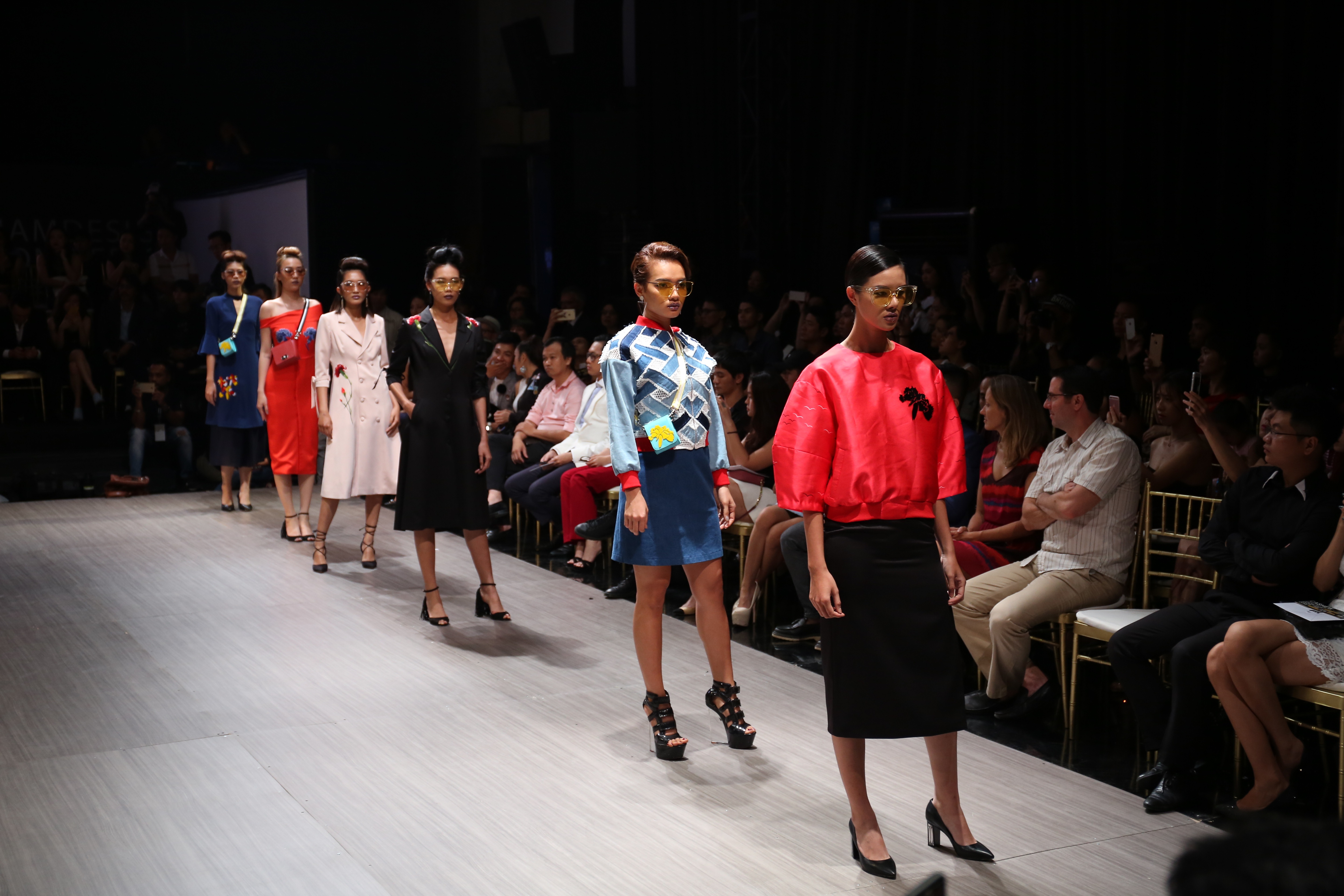 sac thai phu nu trong tuan le thoi trang anh 5