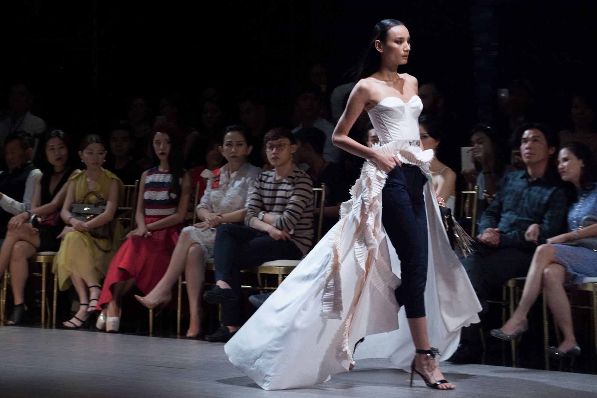 Thanh Hang vac ca tan vai len san dien anh 5