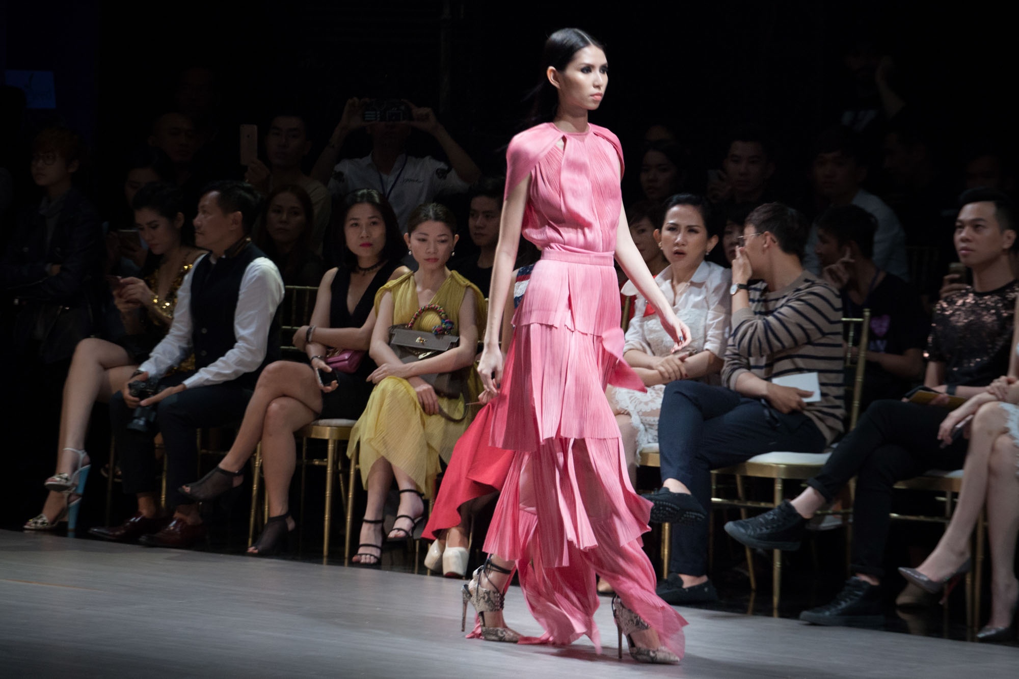 Thanh Hang vac ca tan vai len san dien anh 7