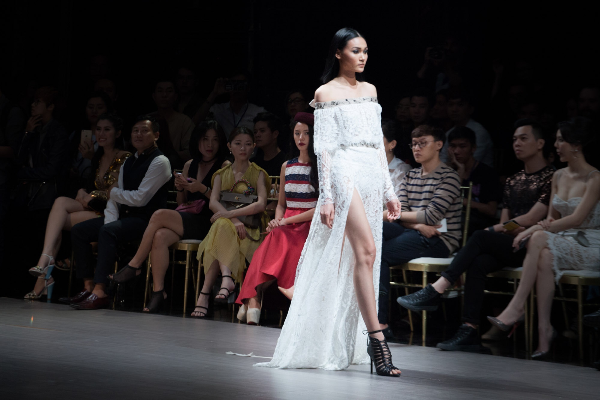 Thanh Hang vac ca tan vai len san dien anh 9