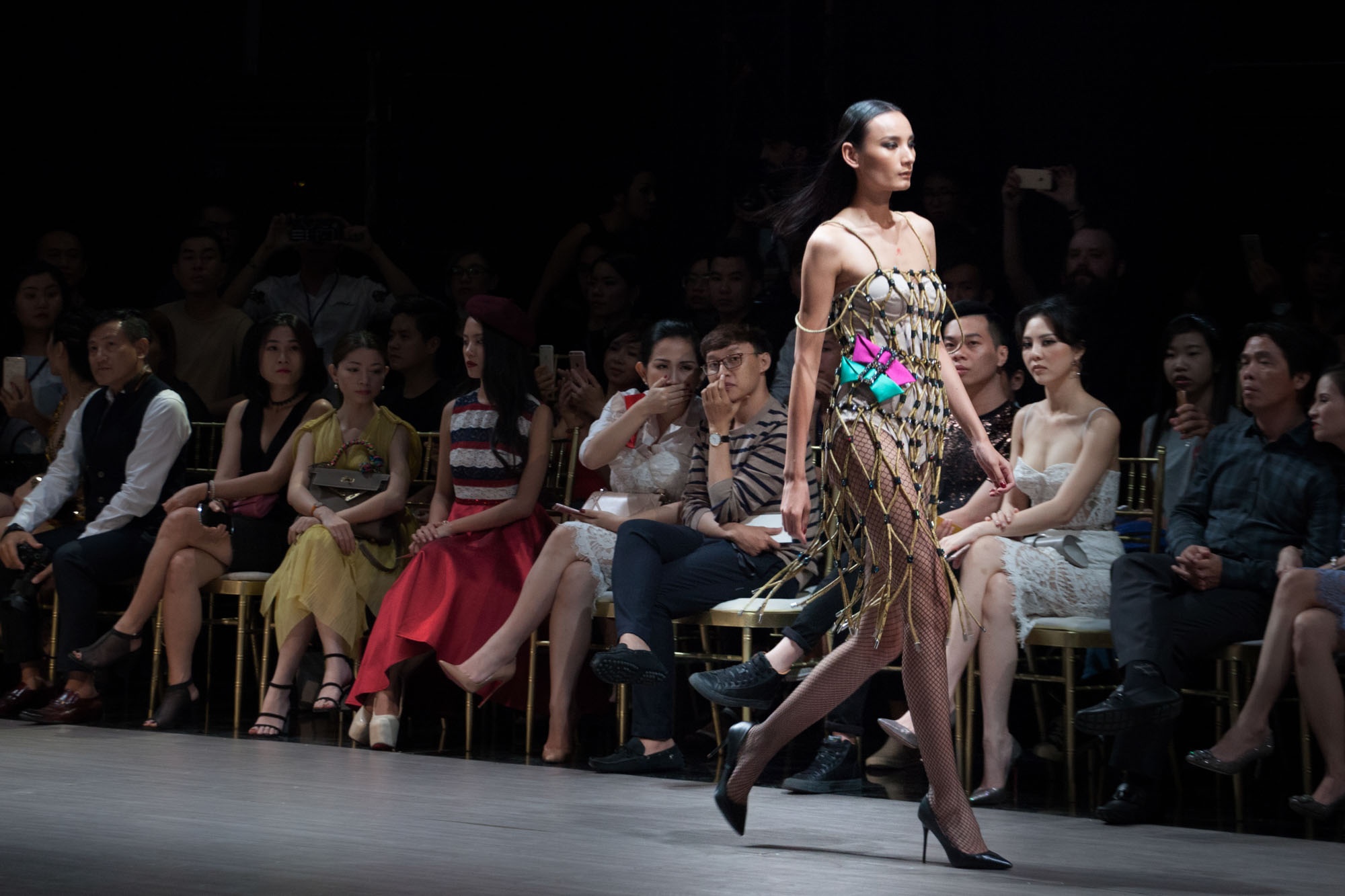 Thanh Hang vac ca tan vai len san dien anh 8