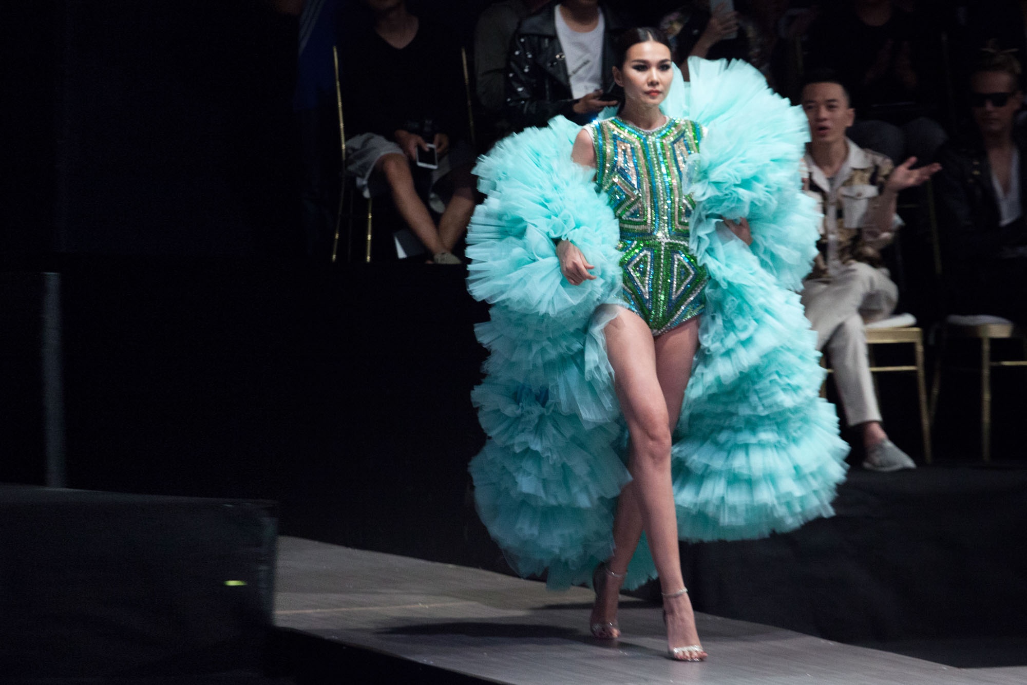 Thanh Hang vac ca tan vai len san dien anh 2