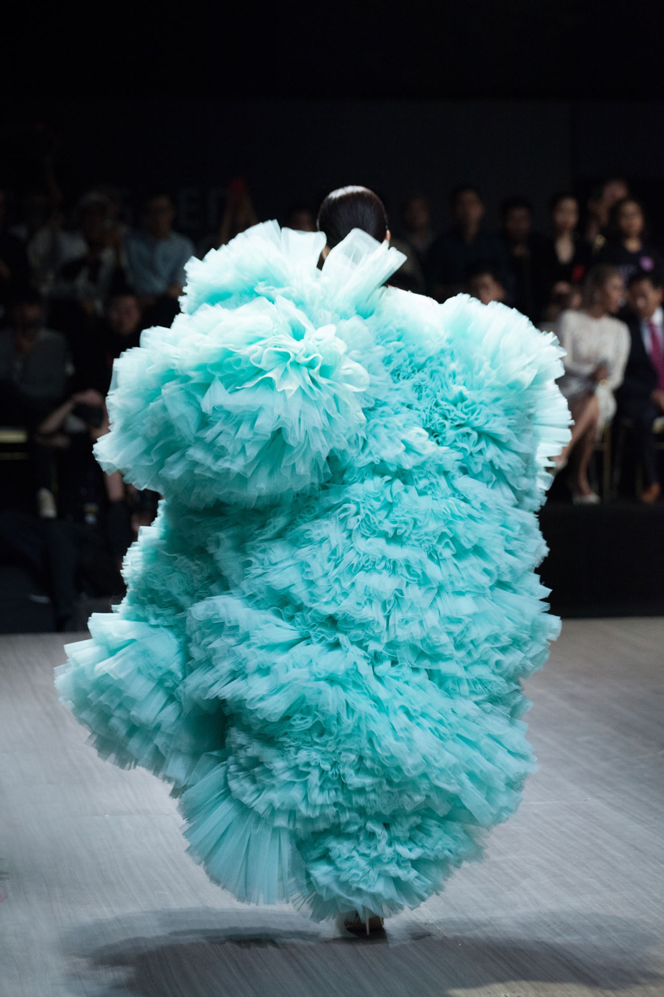 Thanh Hang vac ca tan vai len san dien anh 3