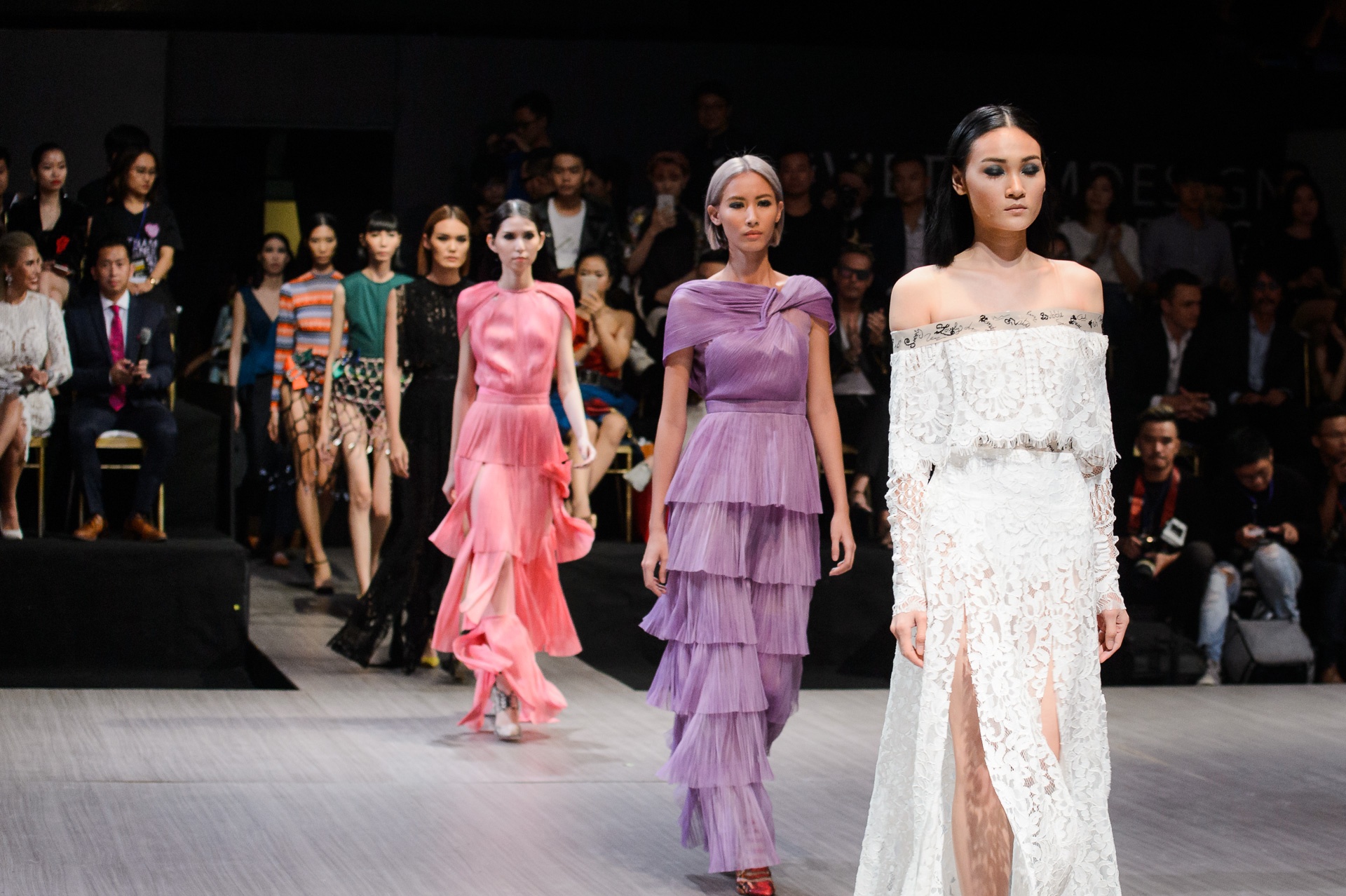 Thanh Hang vac ca tan vai len san dien anh 4