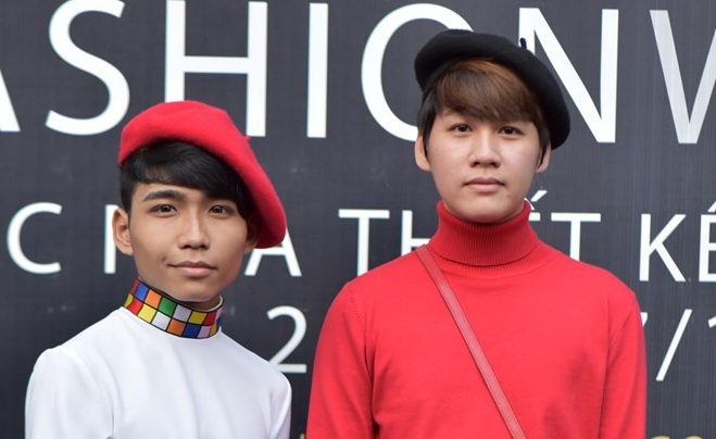 Gioi tre mac 'doc, di' quy tu trong dem dien thoi trang hinh anh