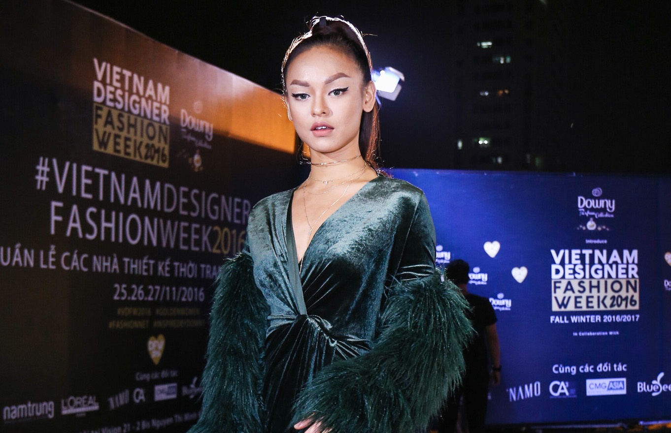 Mai Ngo lo dui to khi chon trang phuc vay xe ta va ao long hinh anh