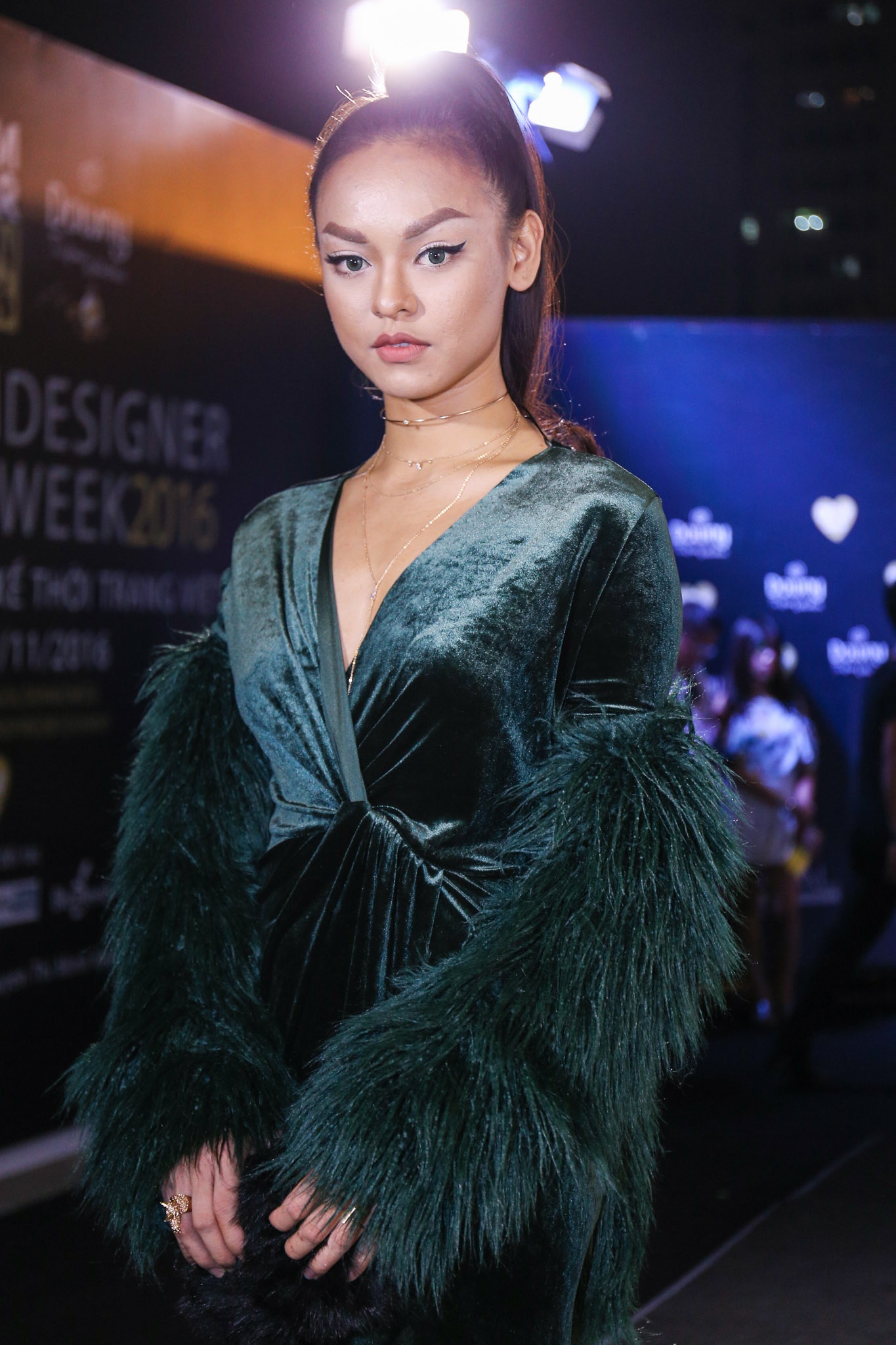 Mai Ngo dien ao long khoe dui anh 2