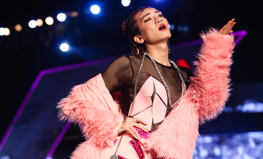 BB Tran gia gai, gay nao loan san dien thoi trang hinh anh