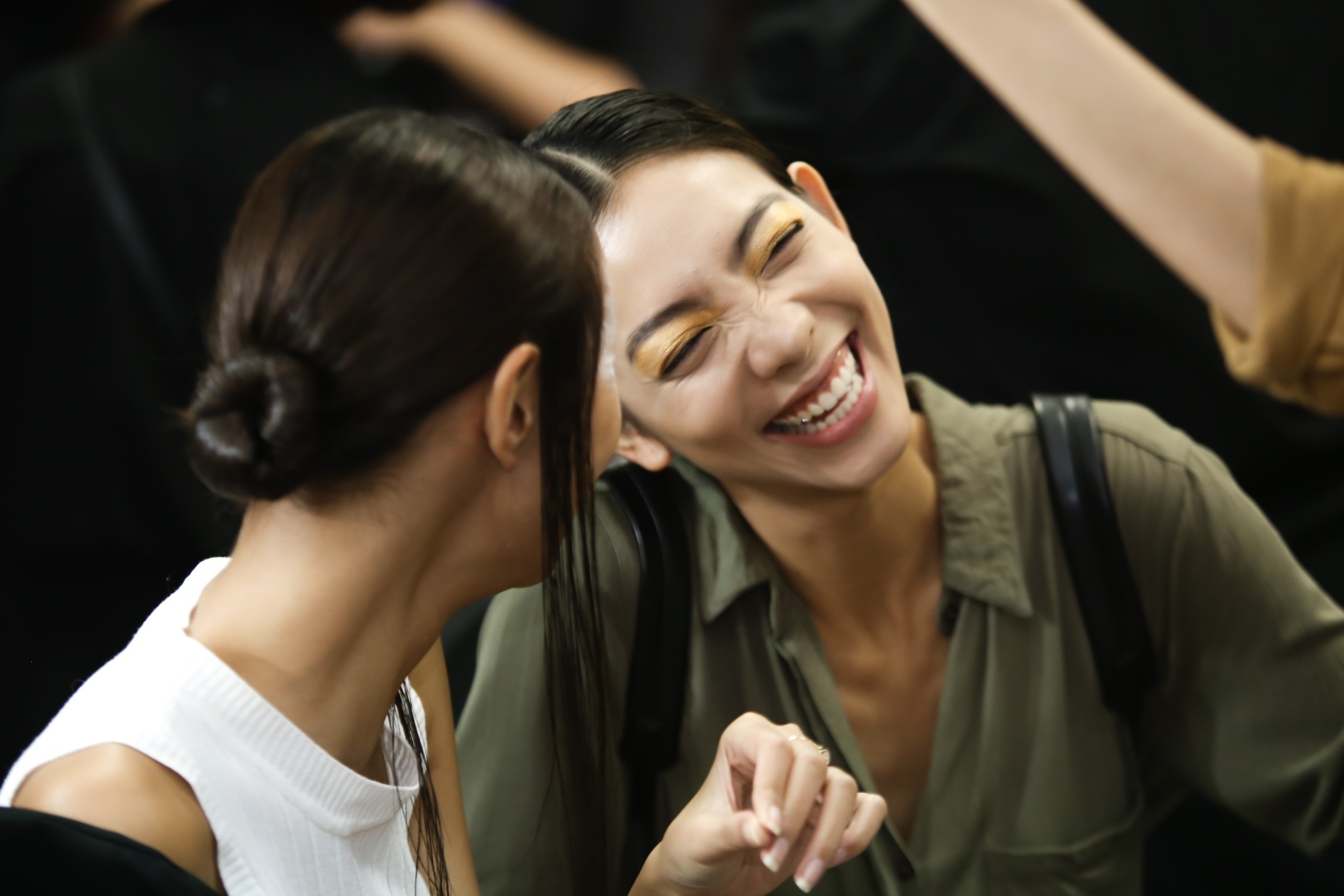 Hinh anh chan thuc phia sau anh hao quang tren san khau anh 9