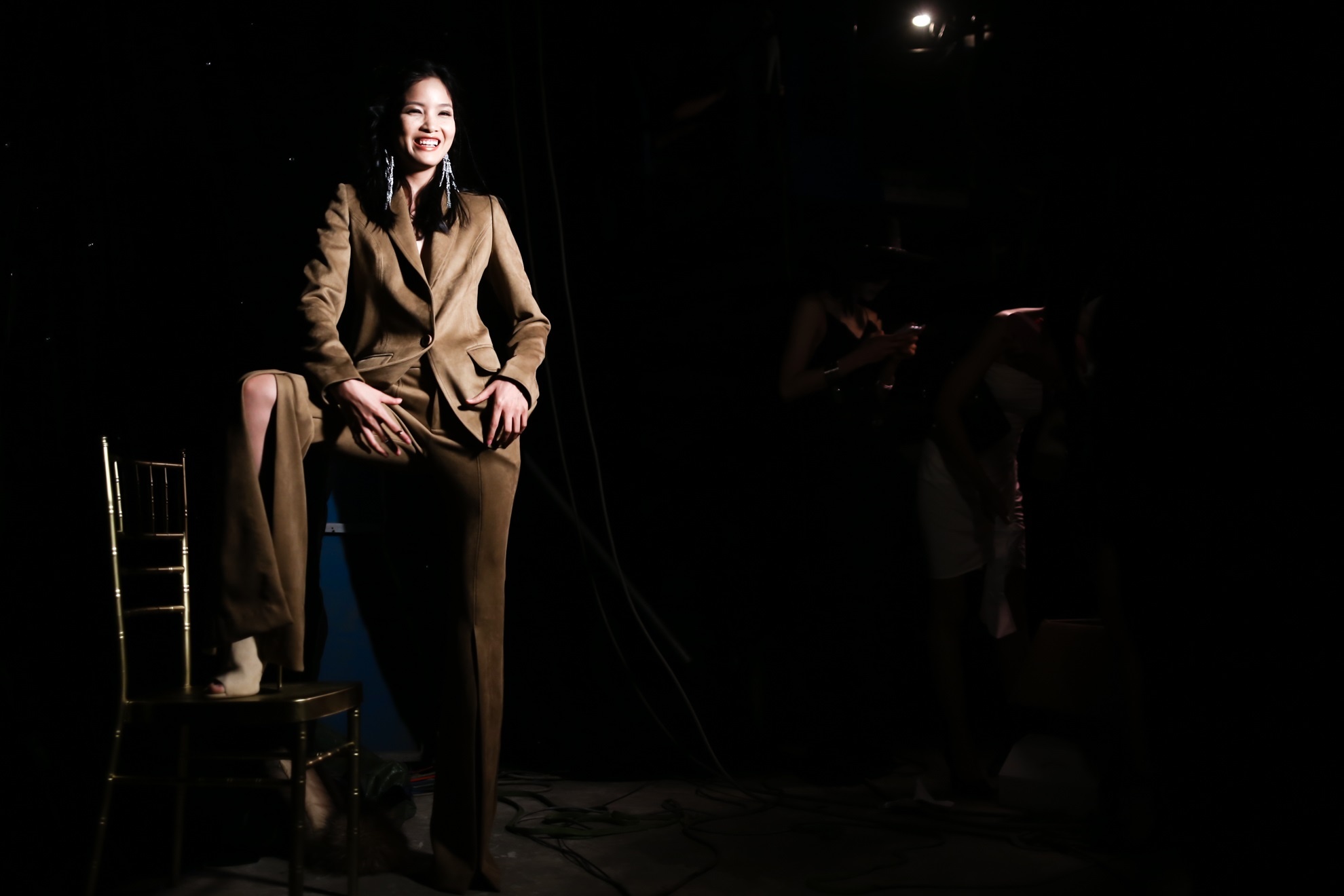 Hinh anh chan thuc phia sau anh hao quang tren san khau anh 10