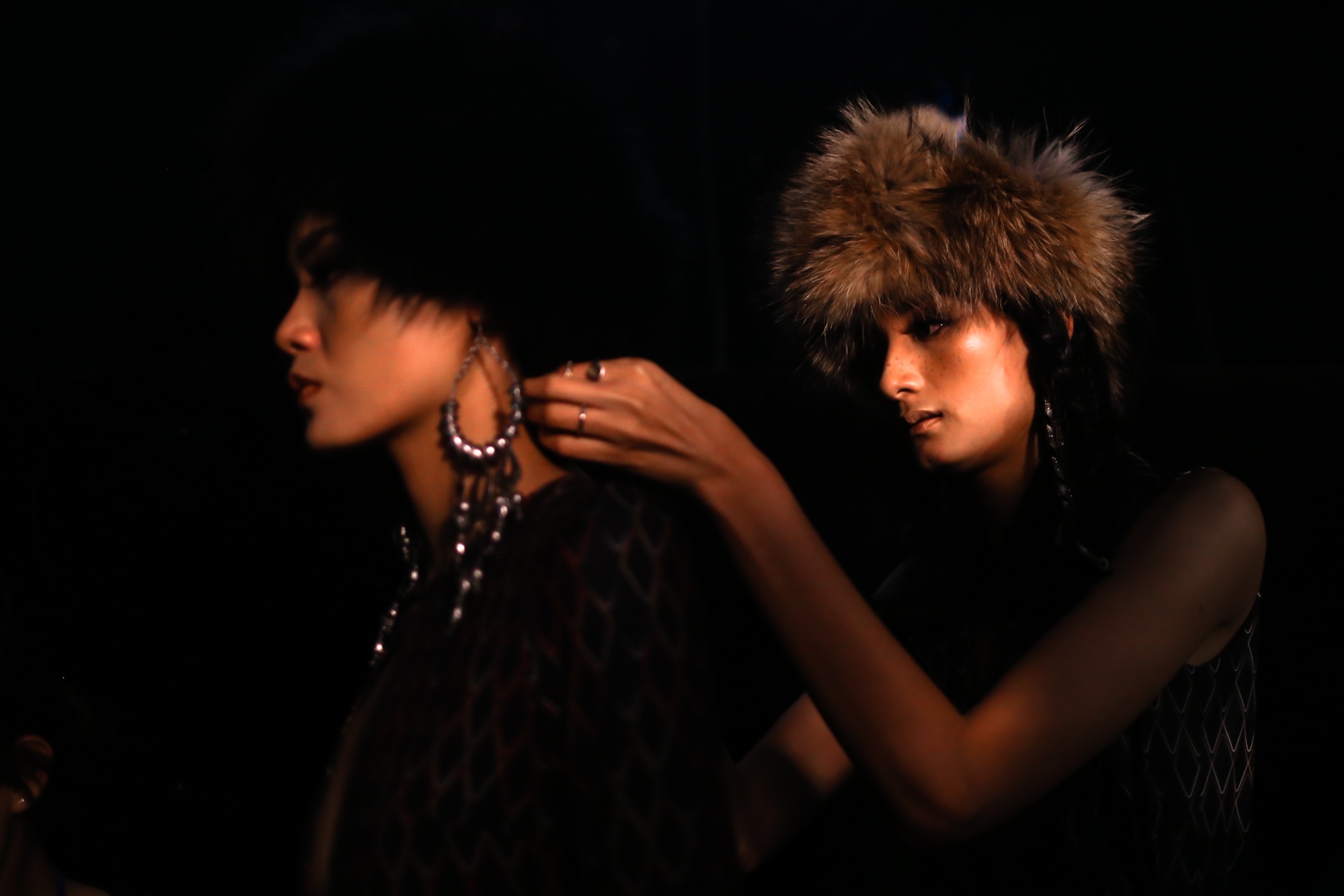 Hinh anh chan thuc phia sau anh hao quang tren san khau anh 12