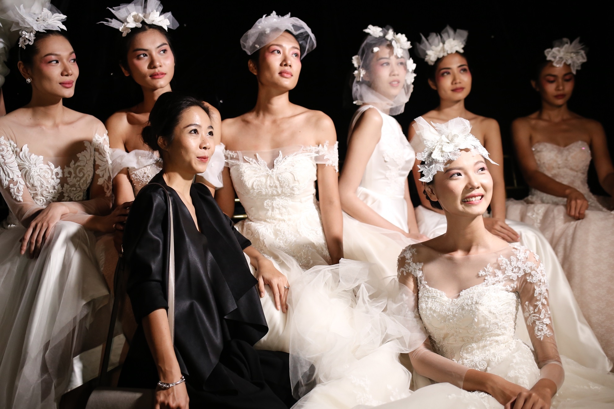 Hinh anh chan thuc phia sau anh hao quang tren san khau anh 14